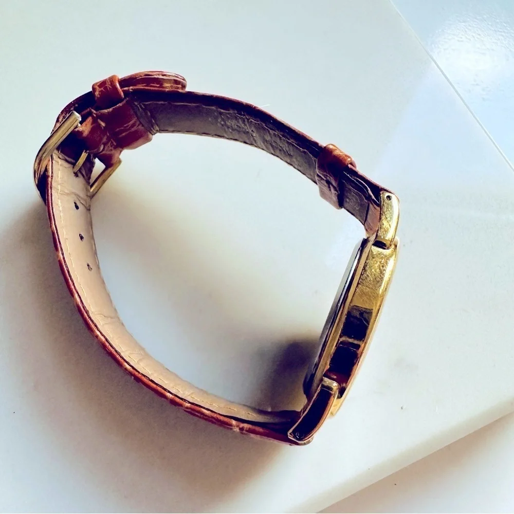 VTG Armitron Quartz Tazmanian Devil Gold Leather Watch 33.2mm 18.5mm Lug Runs